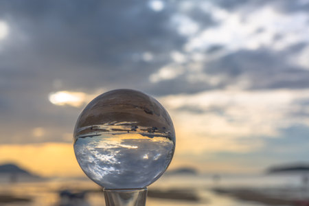 230293434-vista-del-atardecer-y-del-amanecer-dentro-de-la-bola-de-cristal-la-vista-natural-del-mar-y-el-cielo